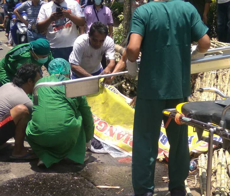 Evakuasi korban dari bawah bak truk tebu.