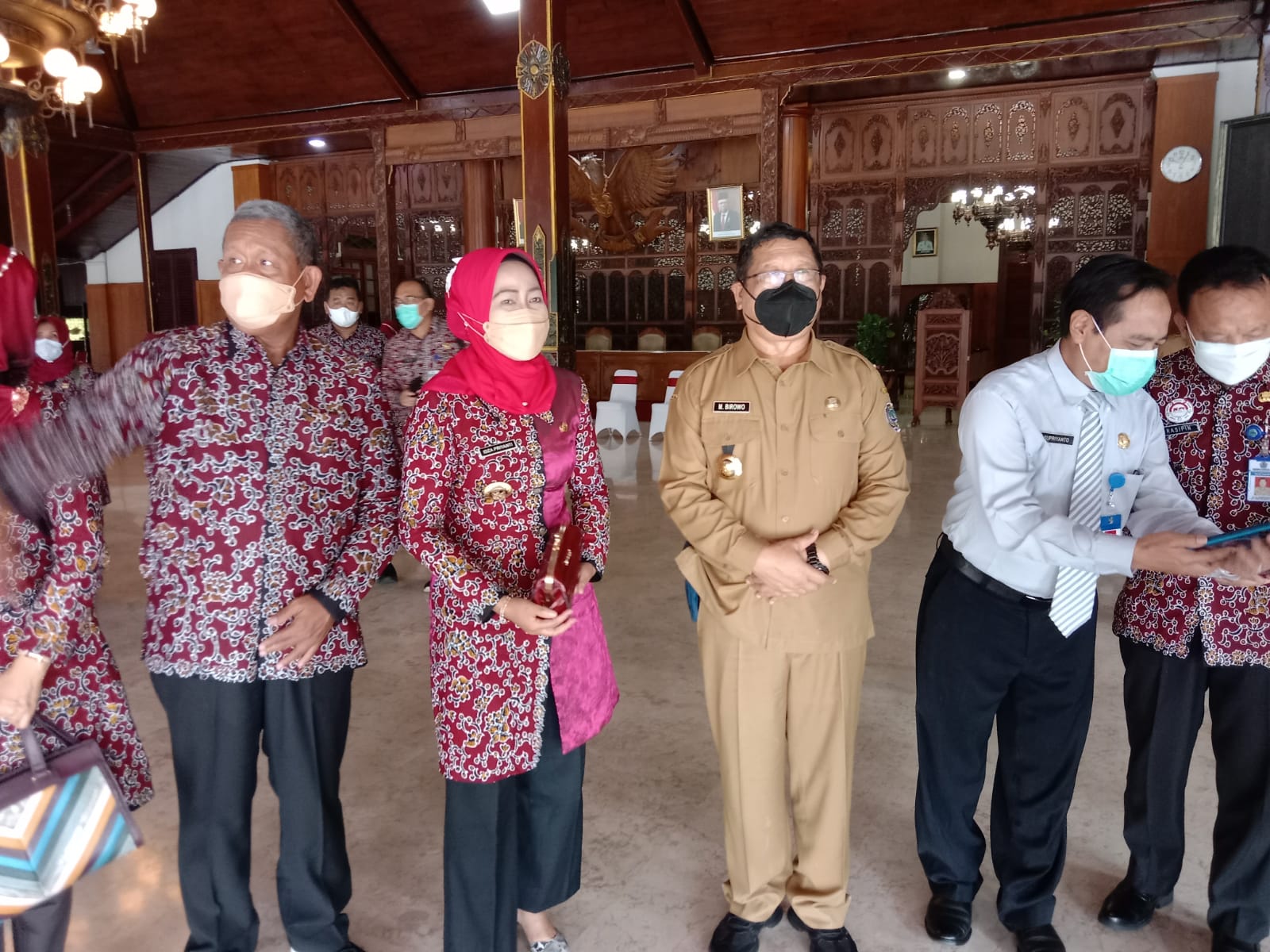 Bupati Brebes, Idza Priyanti saat berkunjung ke Tulungagung, nampak Bupati Tulungagung, Maryoto Birowo.