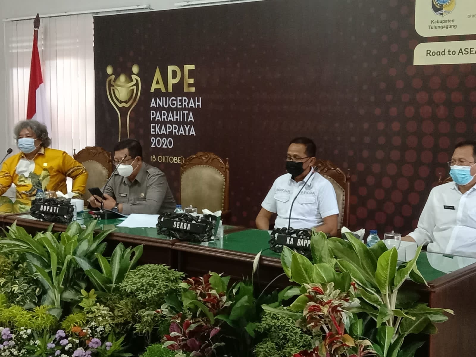 Bupati Tulungagung, Maryoto Birowo (baju hitam) saat melihat pengumuman APE.