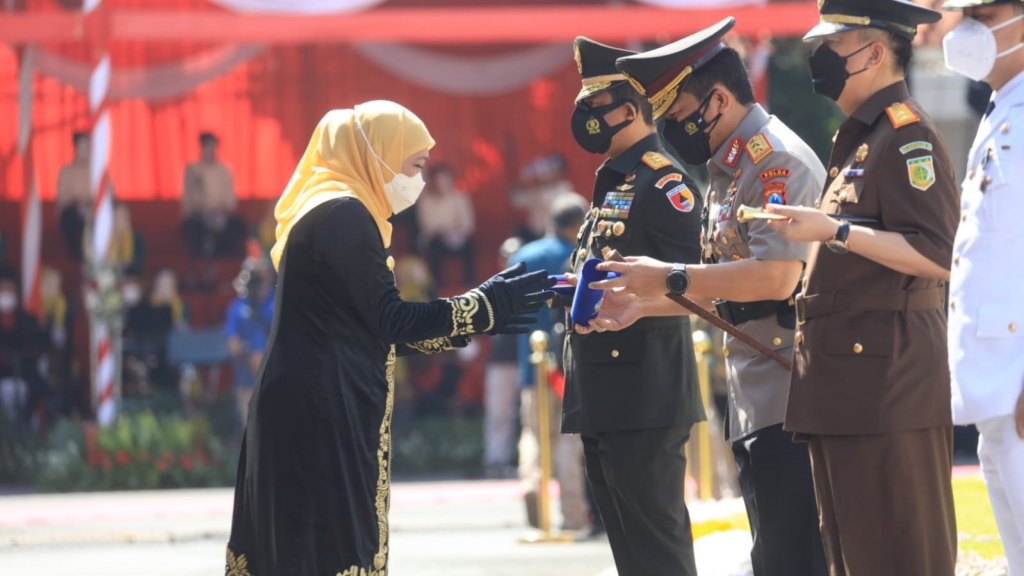 Gubernur Jatim serahkan penghargaan berupa lencana Jer Basuki Mawa Beya, dari Pemerintah Provinsi Jawa Timur.