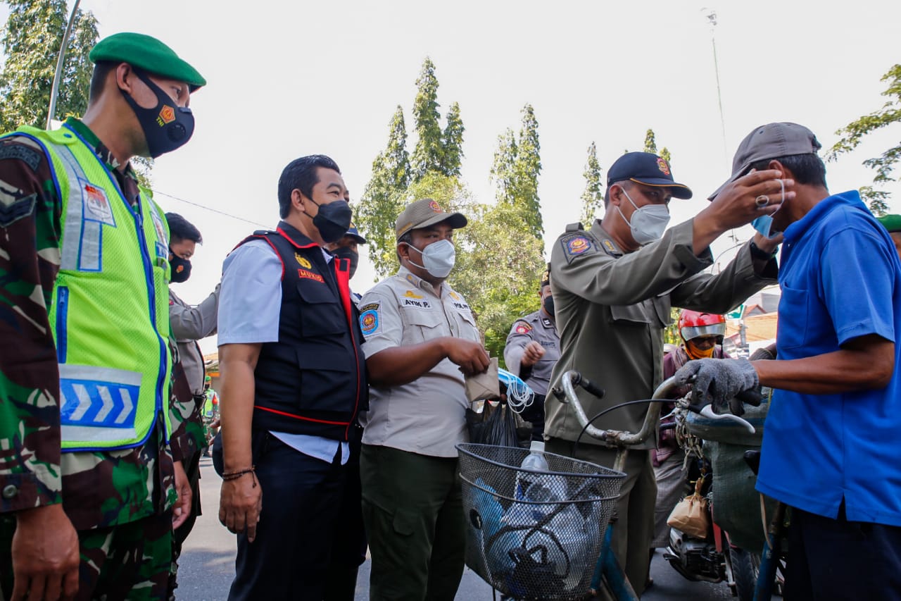 AKP Mochammad Mukid saat beri pengarahan kepada warga yang tidak memakai masker.