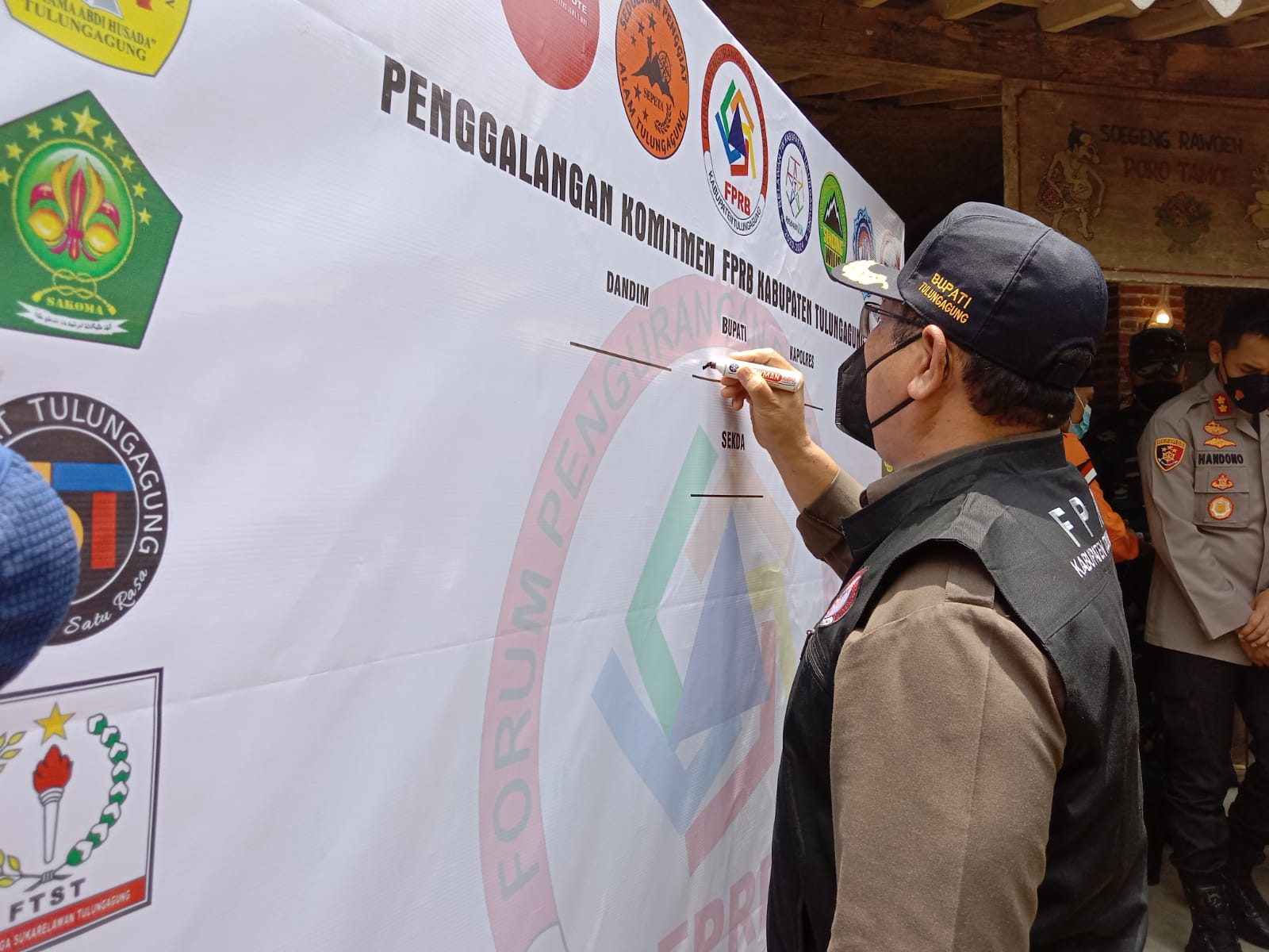 Bupati Tulungagung, Maryoto Birowo menandatangani plakat pembentukan FPRB.