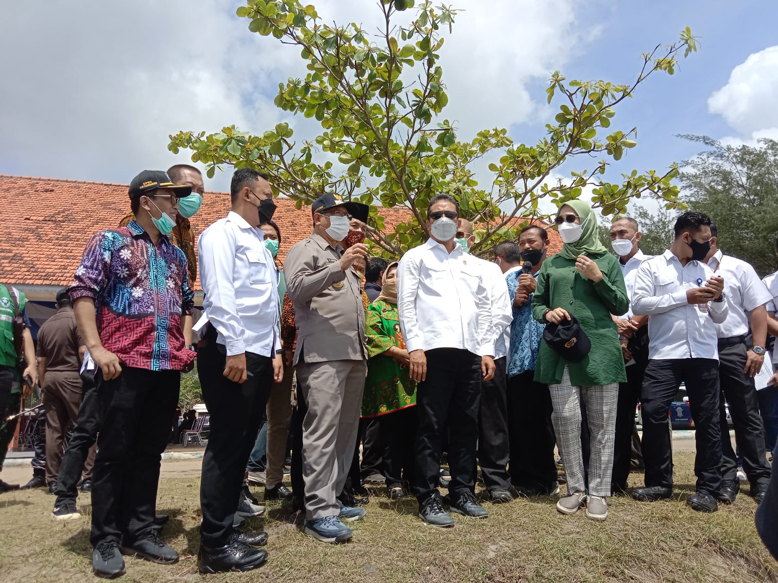 Menteri Kelautan dan Perikanan RI, Sakti Wahyu Trenggono dan Wakil Ketua Komisi IV DPR RI, Anggia Erma Rini saat melihat lokasi rencana pembangunan dermaga di Sine.