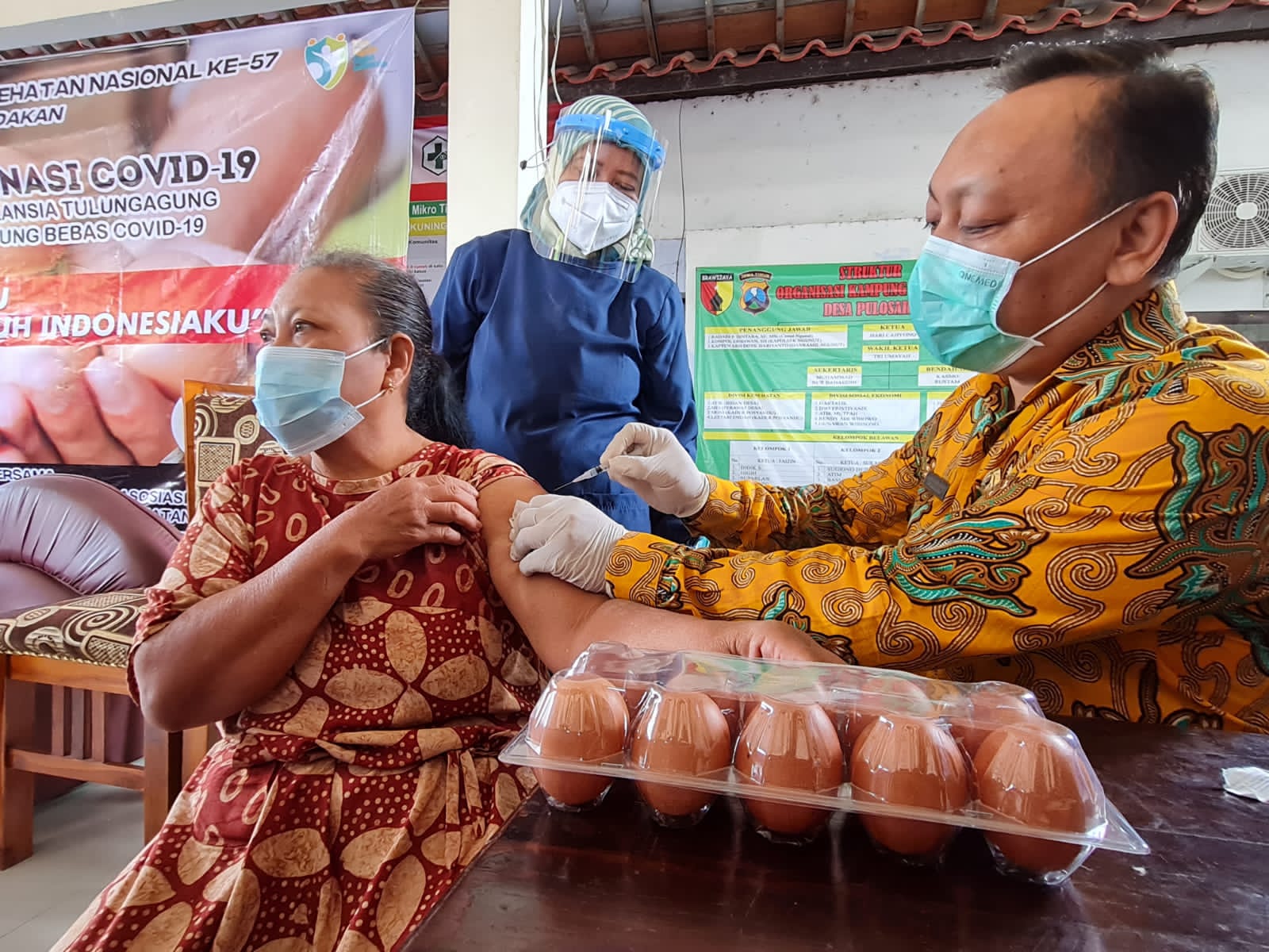 Kepala Dinas Kesehatan Kabupaten Tulungagung, Kasil Rokhmat suntikan vaksin pada Lansia