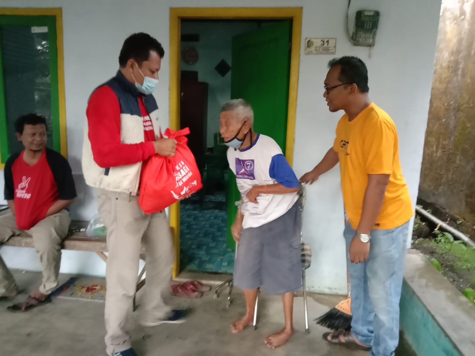 Anggota ESI Tulungagung saat memberikan bantuan pada warga kurang mampu