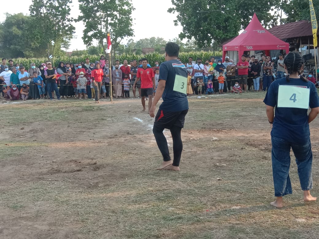 Peserta lomba “Betengan” saling kejar.