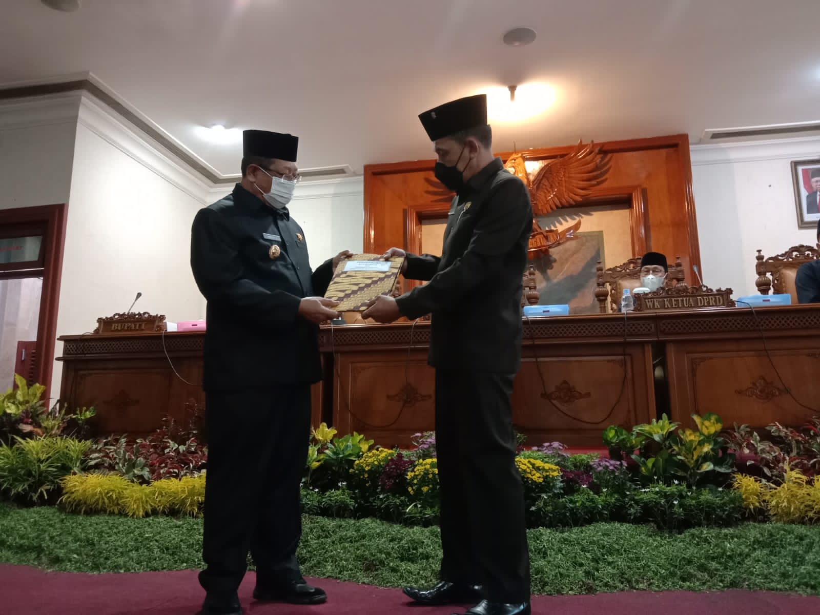 Penyerahan Rancangan Peraturan Daerah APBD tahun 2022 dari Bupati Tulungagung, Maryoto Birowo kepada ketua DPRD Tulungagung, Marsono.