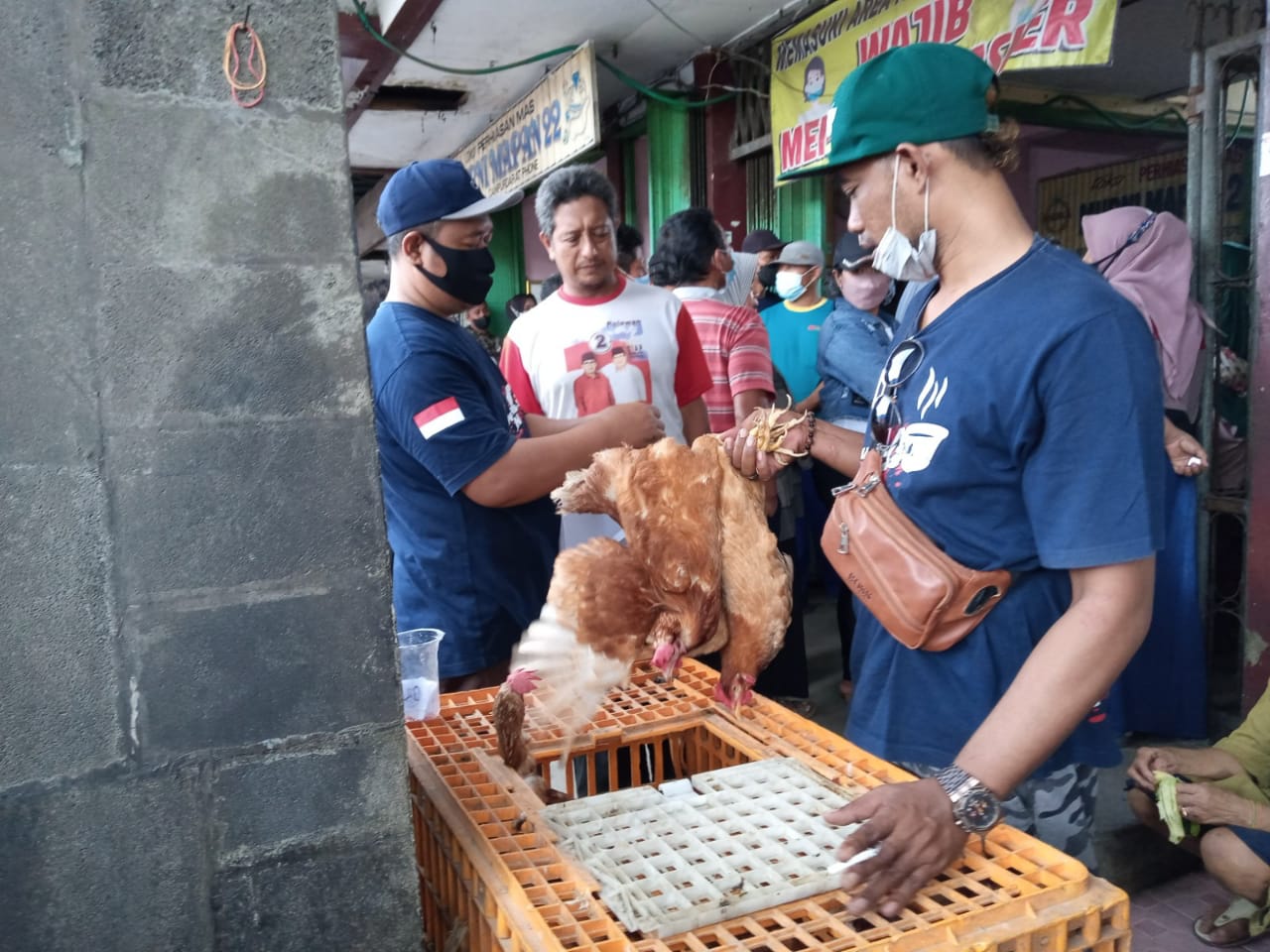 Peserta vaksinasi di Pasar Campurdarat menerima ayam setelah disuntik vaksin.