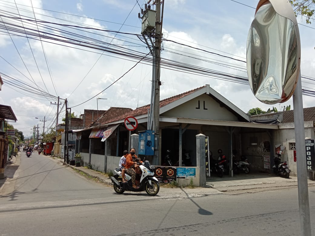Safety mirror rusak di Jalan Sultan Agung.