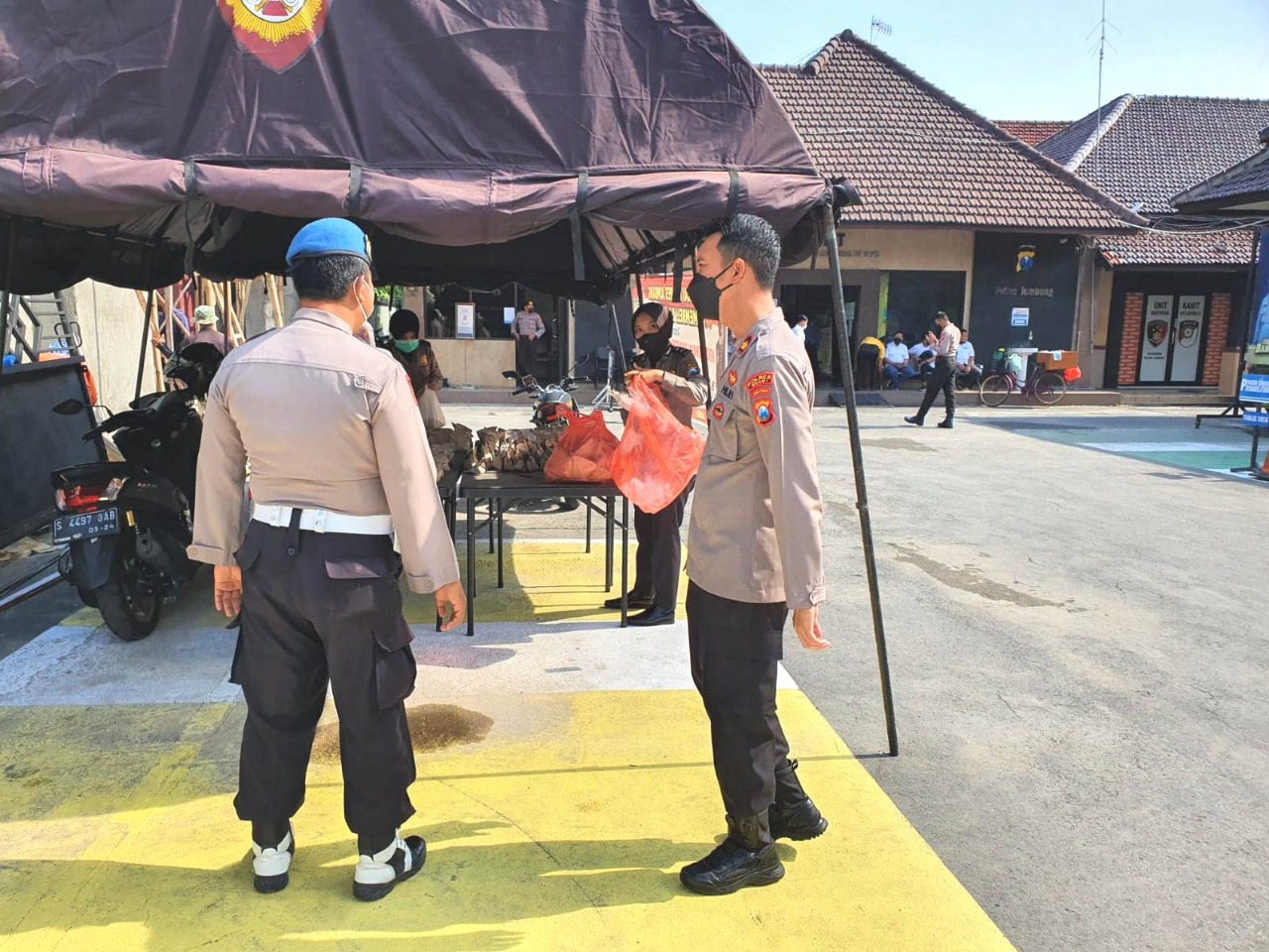 Wakapolres Jombang Kompol Ari Trestiawan saat pantau pelaksanaan program kemanusian.
