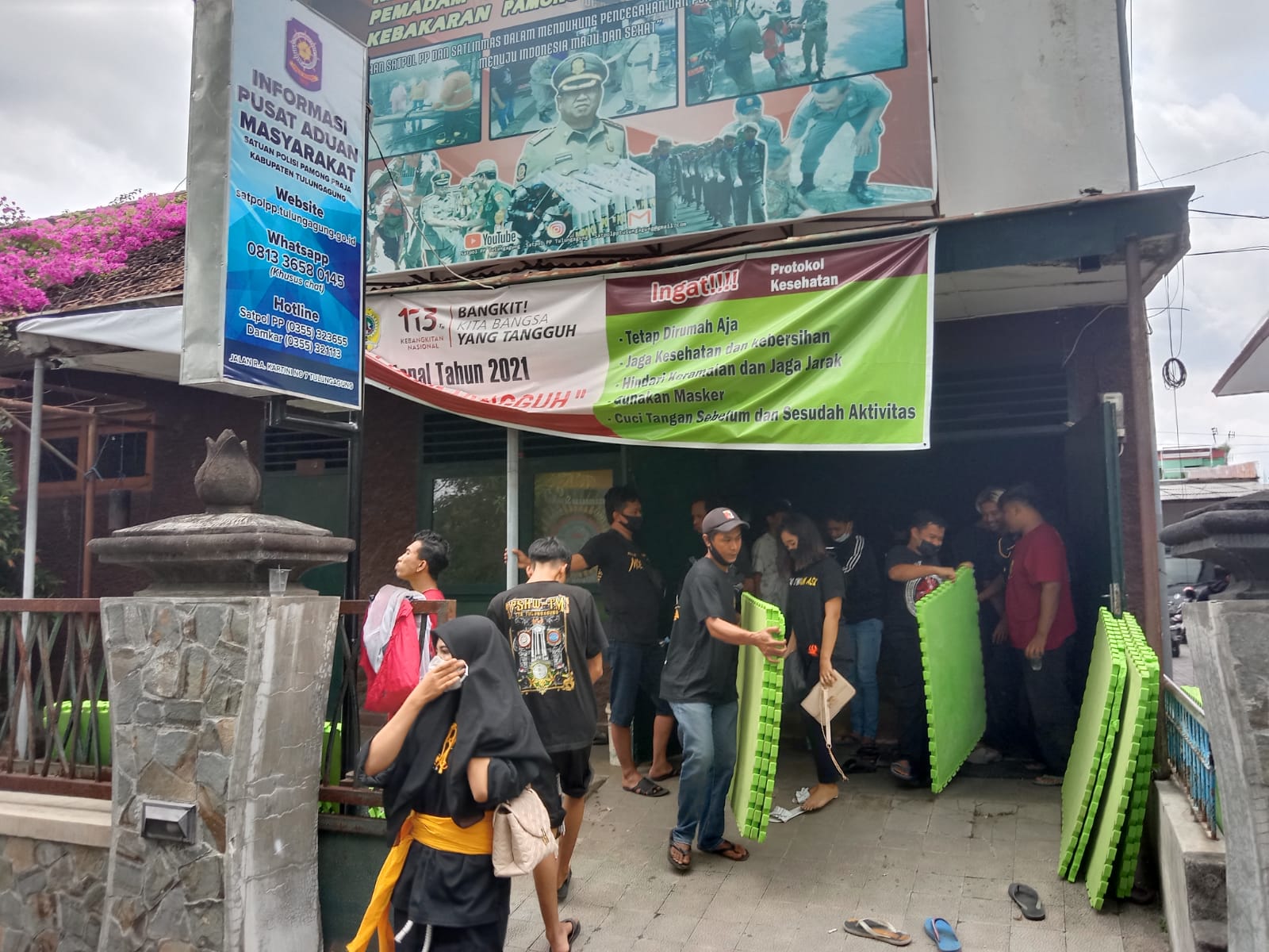 Anggota perguruan silat bubarkan diri, setelah latihan di gedung Satpol PP dibubarkan petugas.