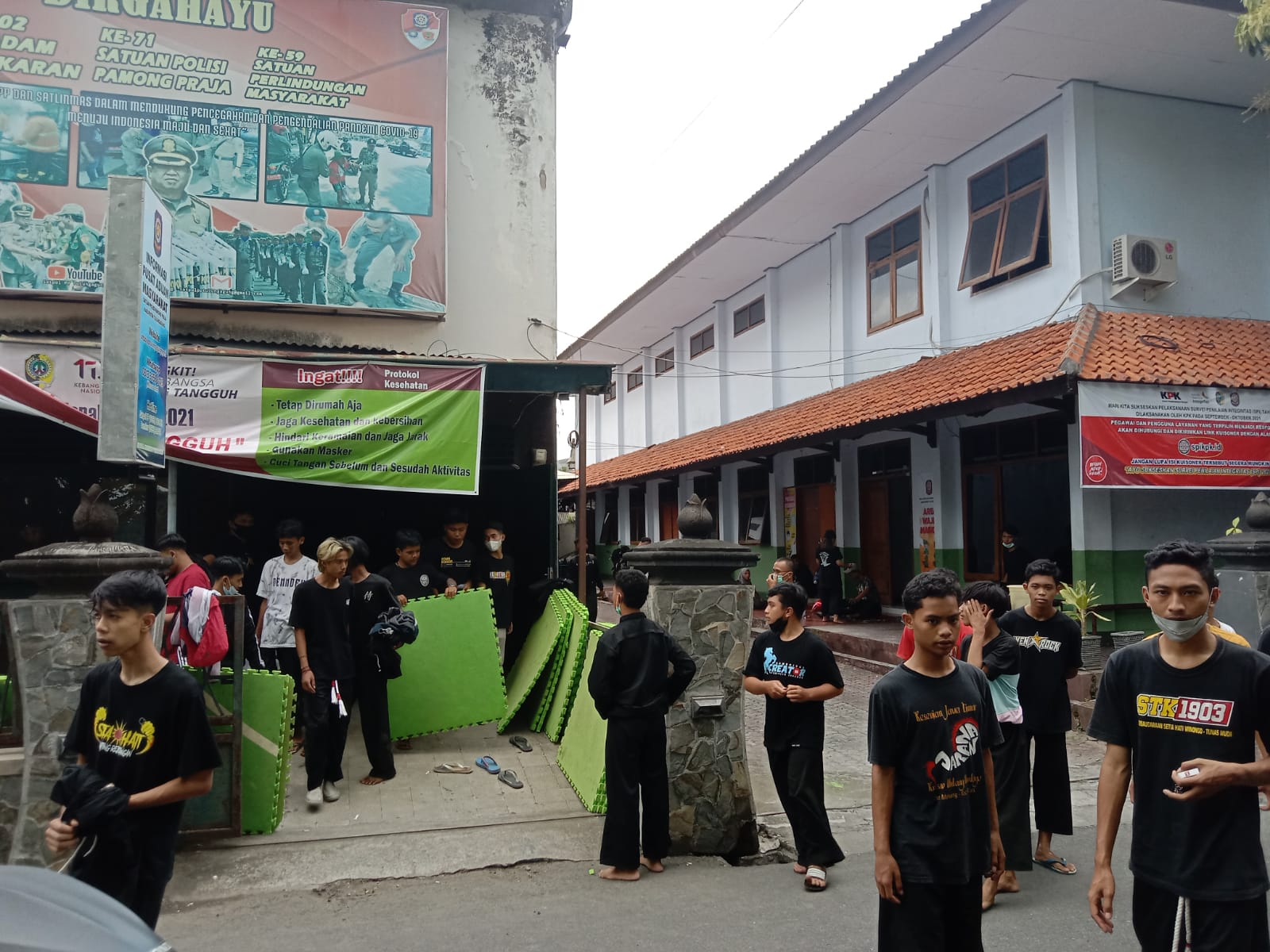 Anggota perguruan silat bubarkan diri, setelah latihan di gedung Satpol PP dibubarkan petugas.