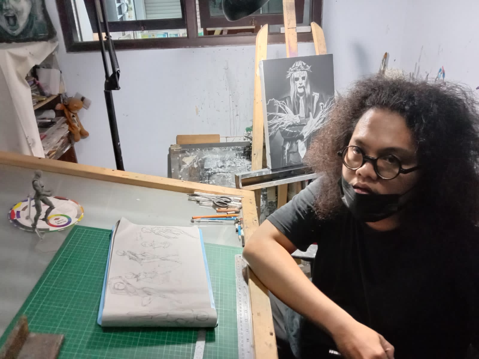 Pradika saat menggambar bertema metal di ruang kerjanya.