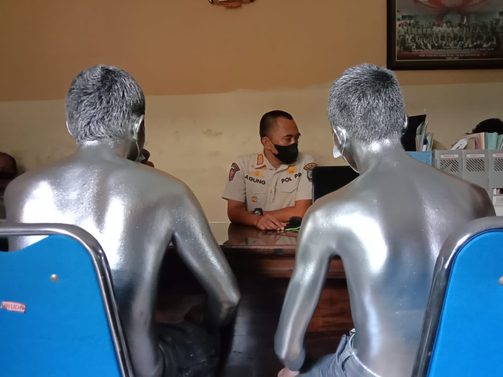 Dua manusia silver saat diperiksa di kantor Satpol PP