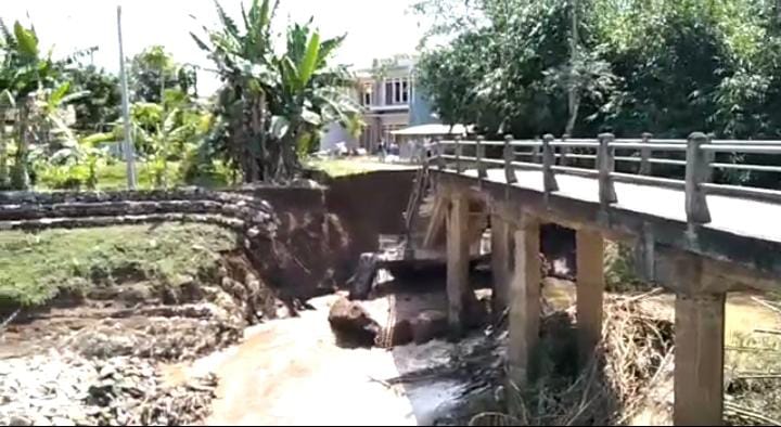 Kondisi jembatan penghubung Desa Siyotobagus dan Suwaru.