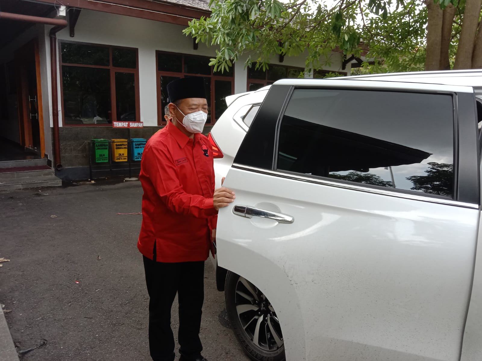 Wakil Bupati Tulungagung, Gatut Sunu Wibowo gunakan mobil pribadinya, sembari menunggu pengadaan mobil dinas baru.