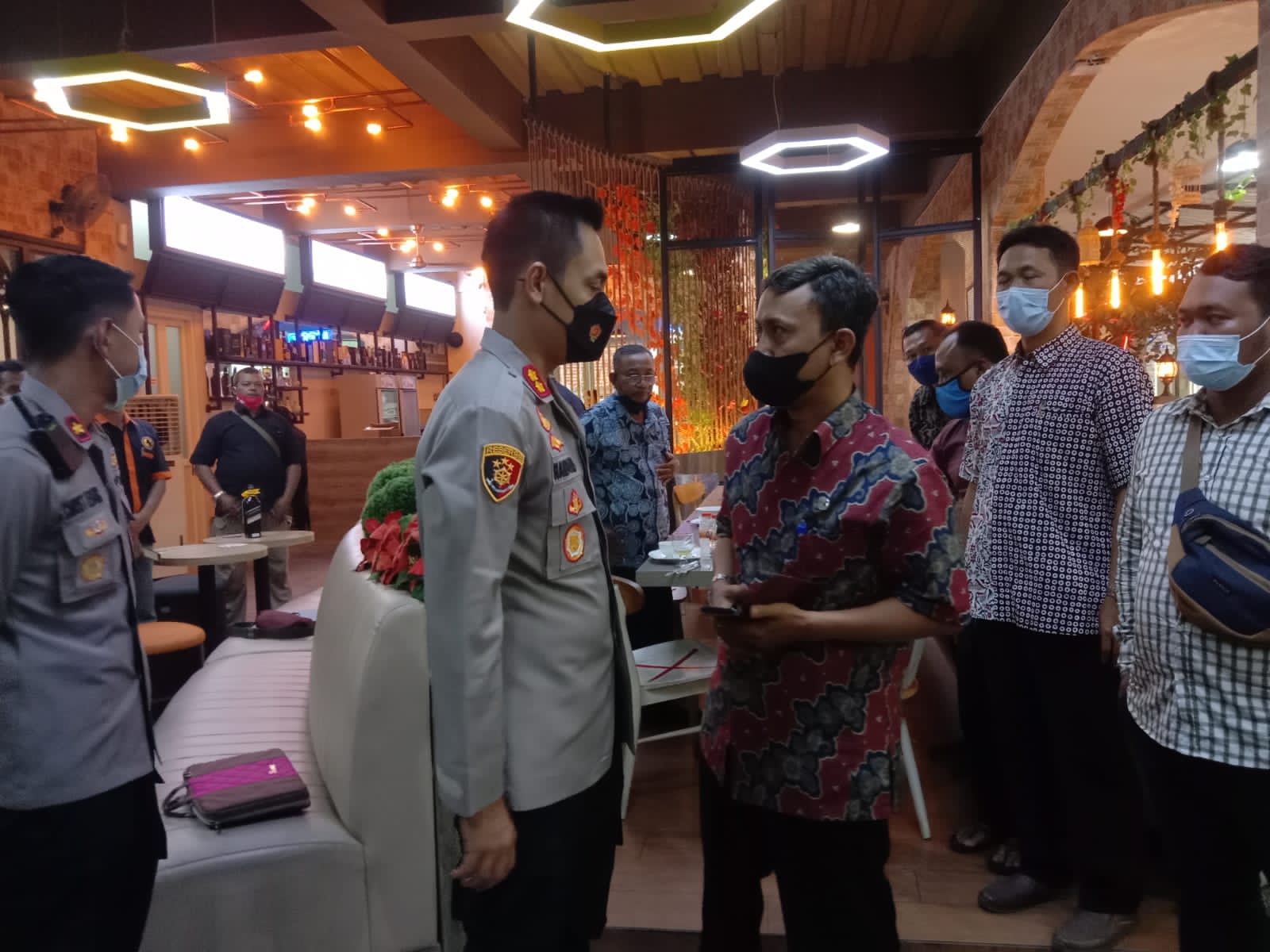 Kapolres Tulungagung, AKBP Handono Subiakto duduk bersama pimpinan perguruan silat, membahas rencana apel bersama.