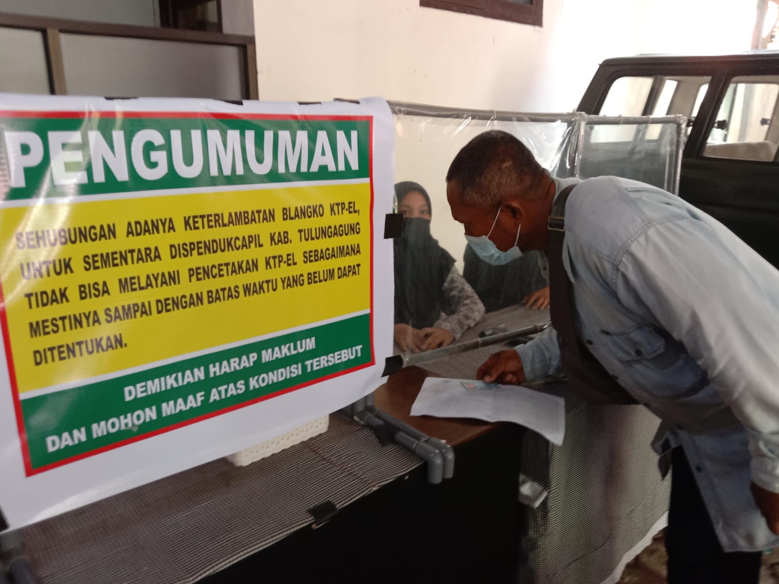 Kecewa, warga yang ingin mengurus E-KTP harus menunggu hingga batas waktu yang belum ditentukan.