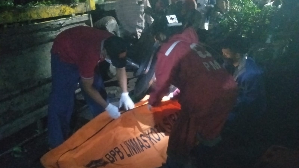 Korban saat dievakusi petugas.