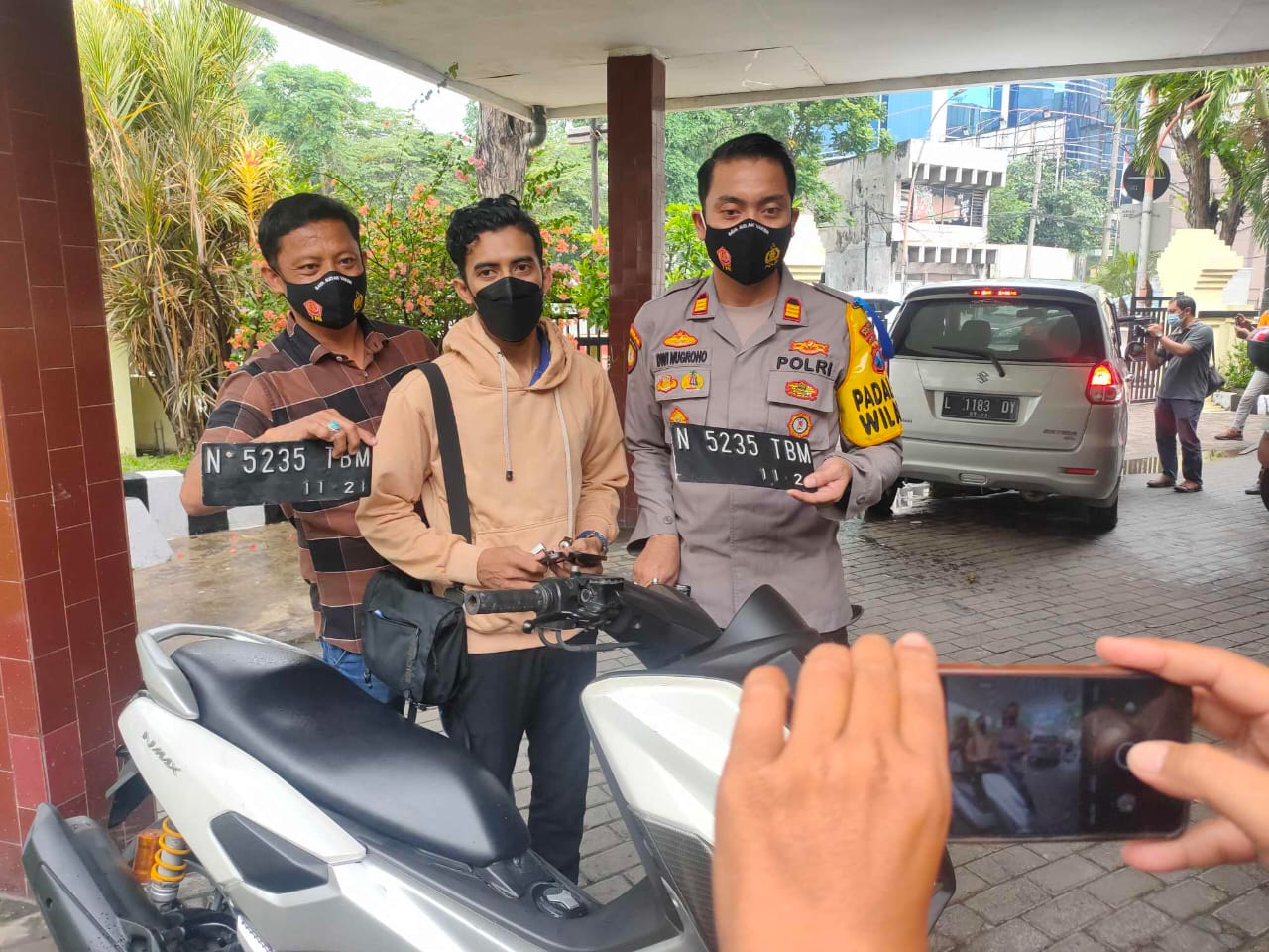 Penyerahan motor ke pemilik oleh Kapolsek dan Kanit Reskrim Tegalsari.