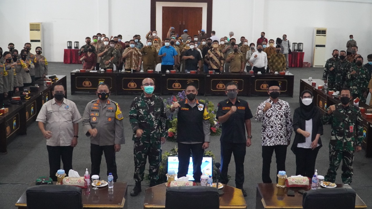 Suasana Forum Discution Grup (FGD) Bersama Forum Komunikasi antara Umat Beragama (FKUB) dan Komunitas JogoBoyo serta beberap Stakholder terkait di Gedung Bhara Daksa Polrestabes Surabaya, Senin (15/11/2021).
