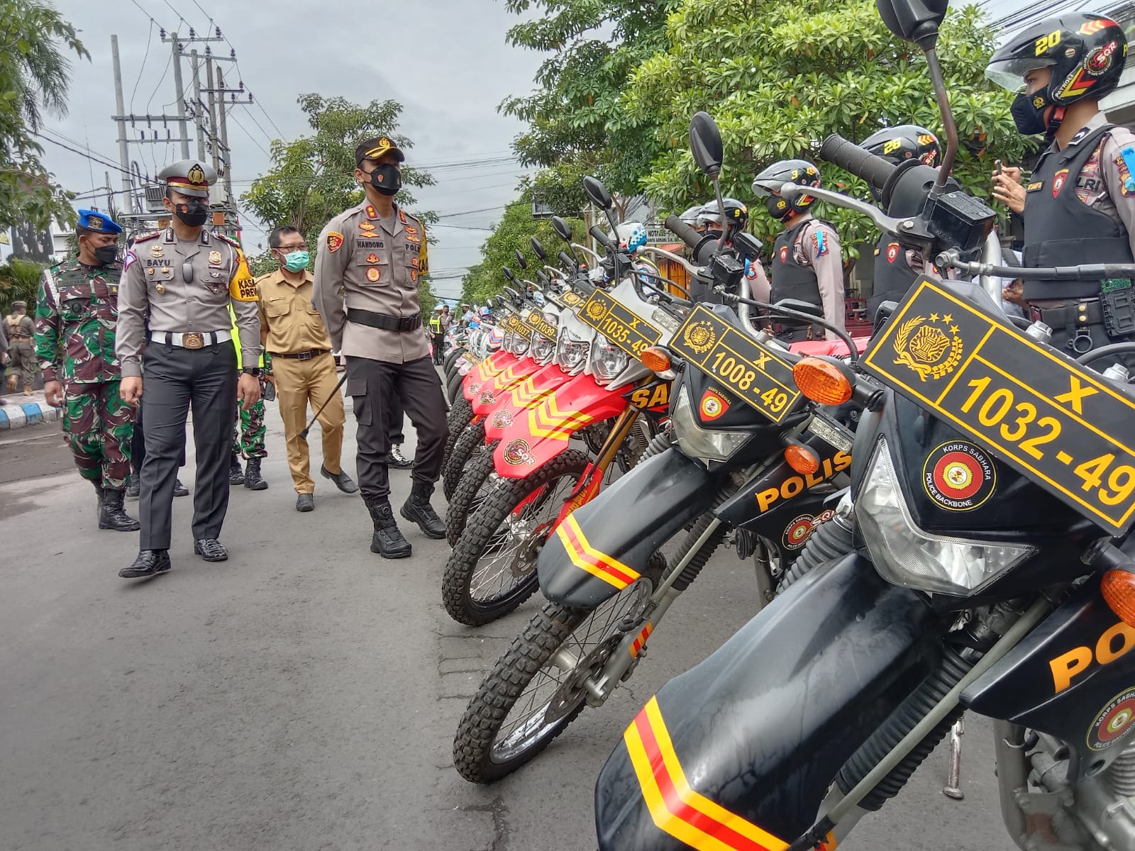 Kapolres Tulungagung, AKBP Handono Subiakto saat memeriksa kesiapan pasukan Operasi Zebra Semeru 2021.