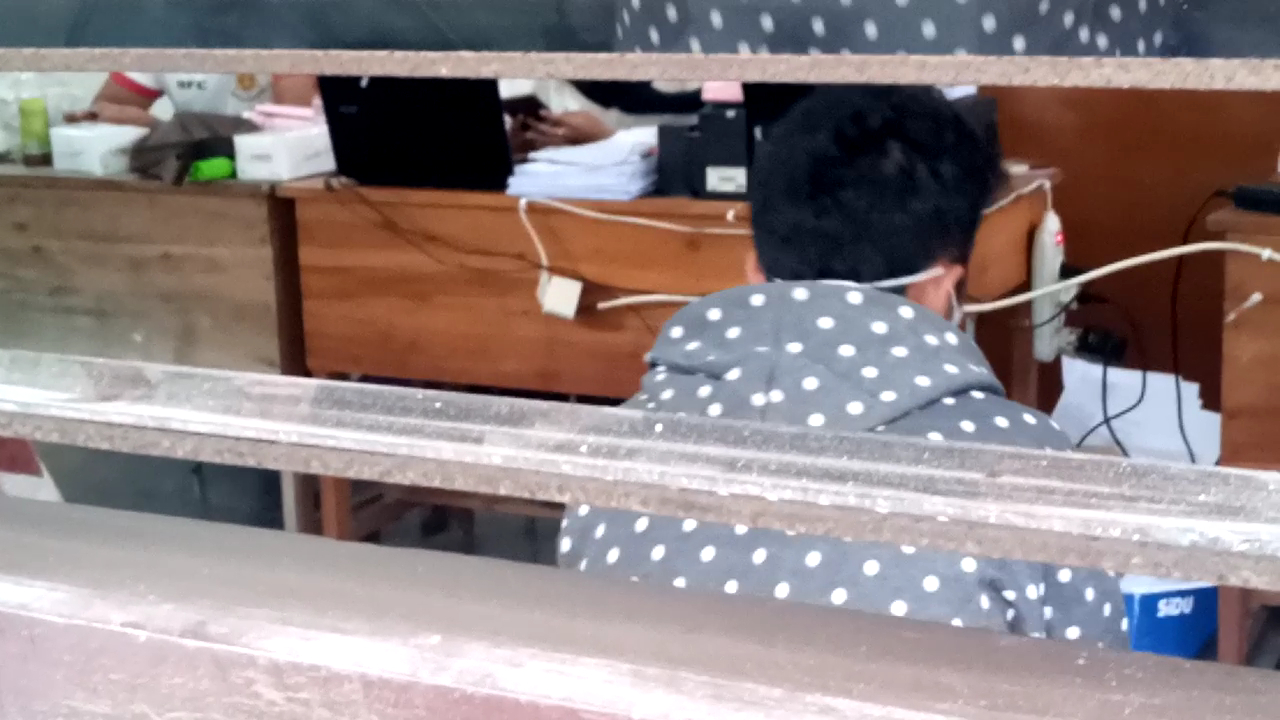 Pelaku saat diperiksa di Unit Perlindungan Perempuan dan Anak Polres Tulungagung.