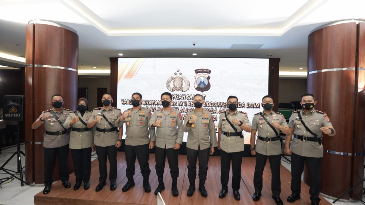 Serah terima jabatan yang dipimpim Kapolda Jawa Timur Irjen Pol Nico Afinta di Lobby Gedung Patuh, Mapolda Jawa Timur.