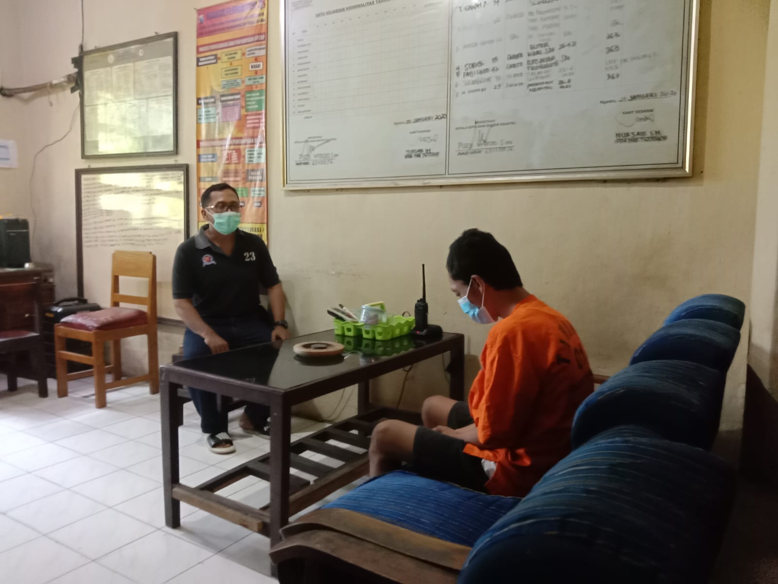Tersangka OK saat diperiksa di Mapolsek Ngantru, Tulungagung.