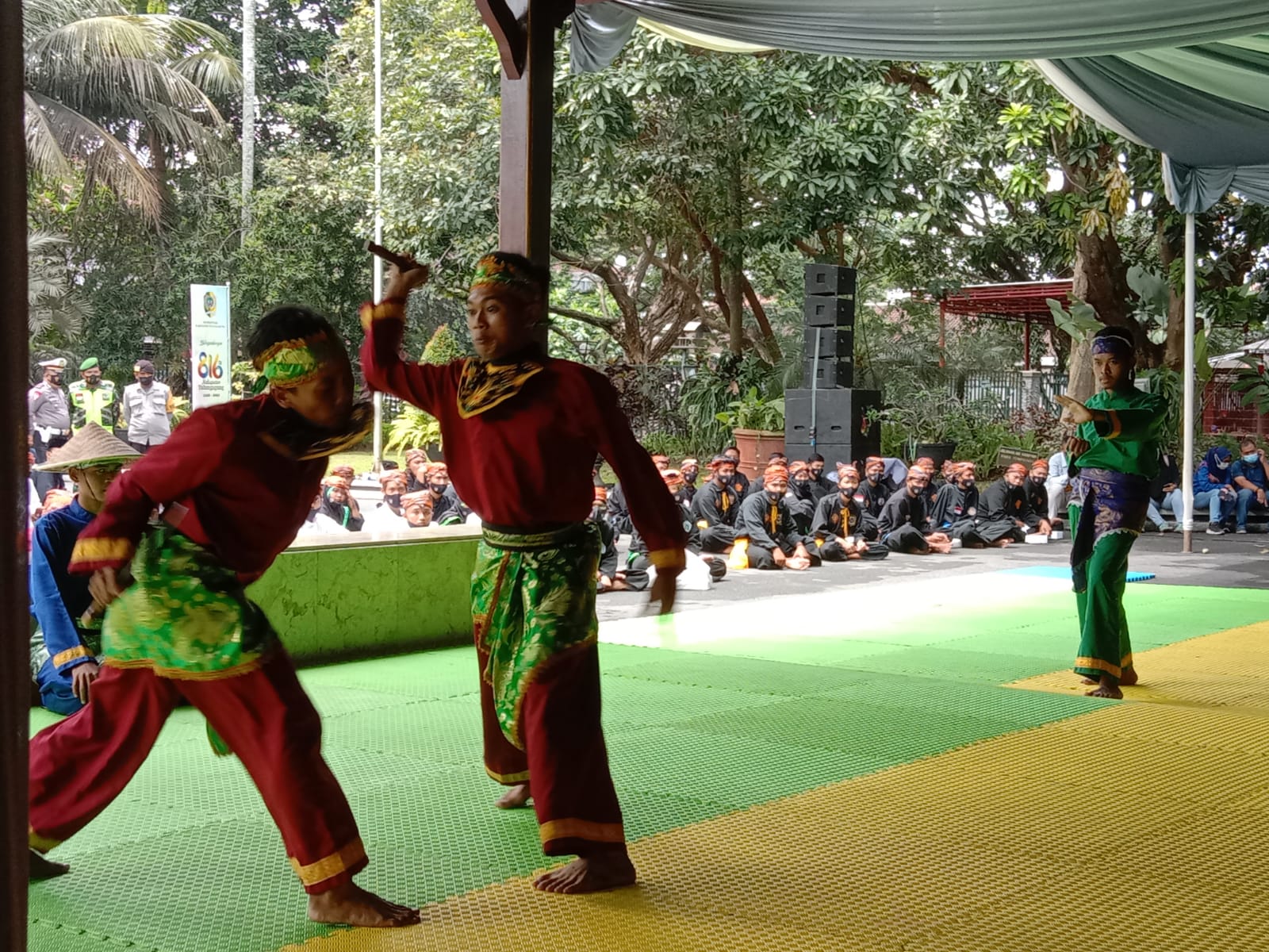 Ketrampilan beladiri pencak silat yang dilakukan anggota perguruan silat