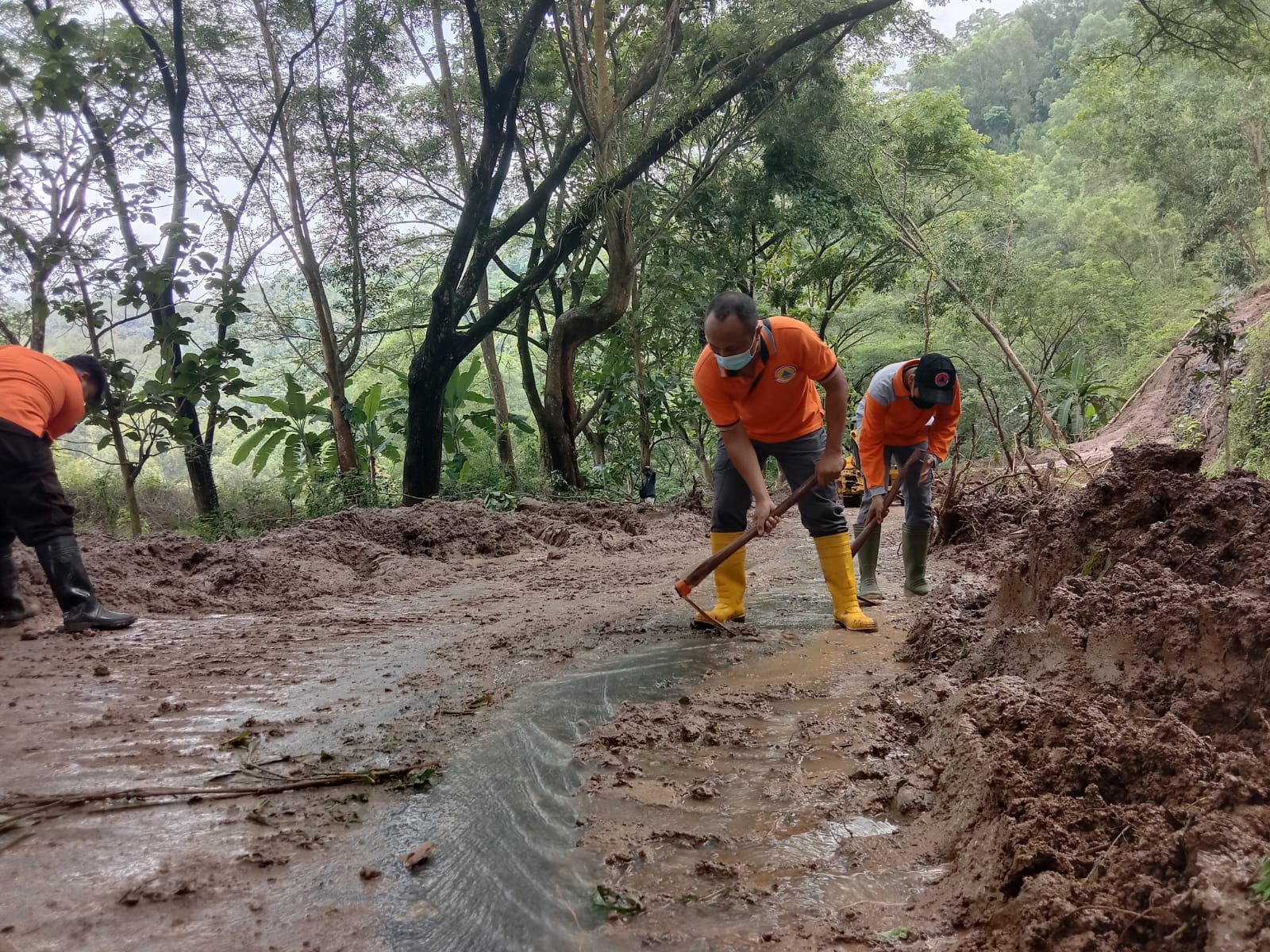 Proses pembersihan material longsor di jalur menuju Ranu Gumbolo.