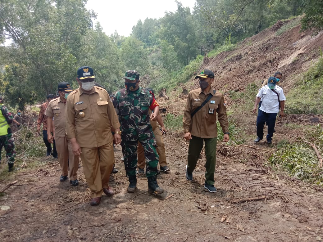 Bupati Tulungagung, Maryoto Birowo melihat pembersihan material longsor di jalur menuju Ranu Gumbolo.