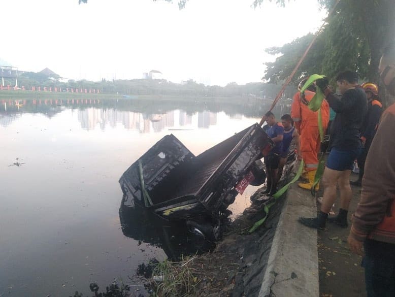 Suasana evakuasi mobil pikap yang tercebur ke danau Unesa.