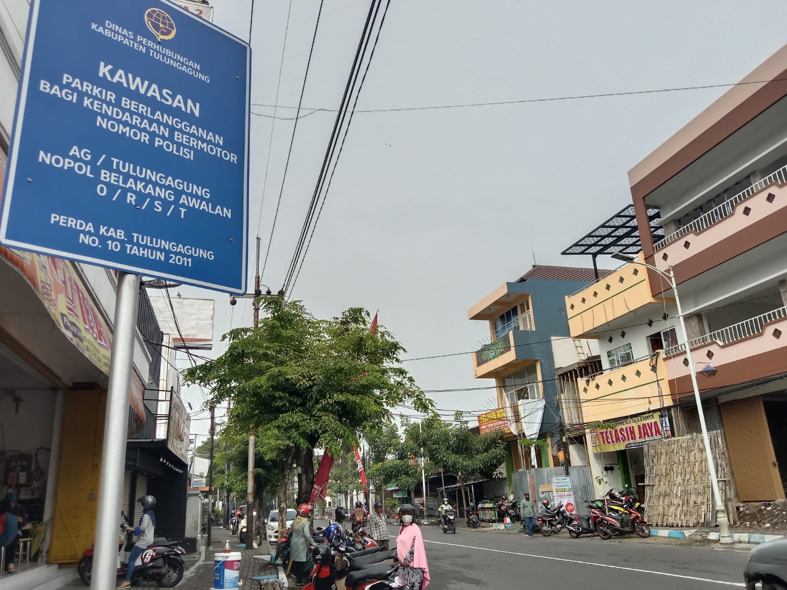 Papan yang berisi informasi parkir gratis di jalan Kabupaten Tulungagung.