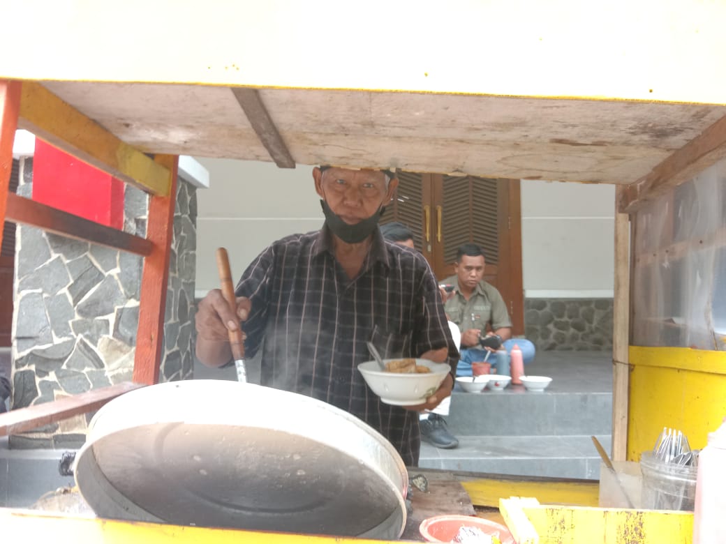 Padagang bakso, salah satu pekerja non formal yang bakal ditanggung pemerintah ikut dalam BPJS Ketenagakerjaan.