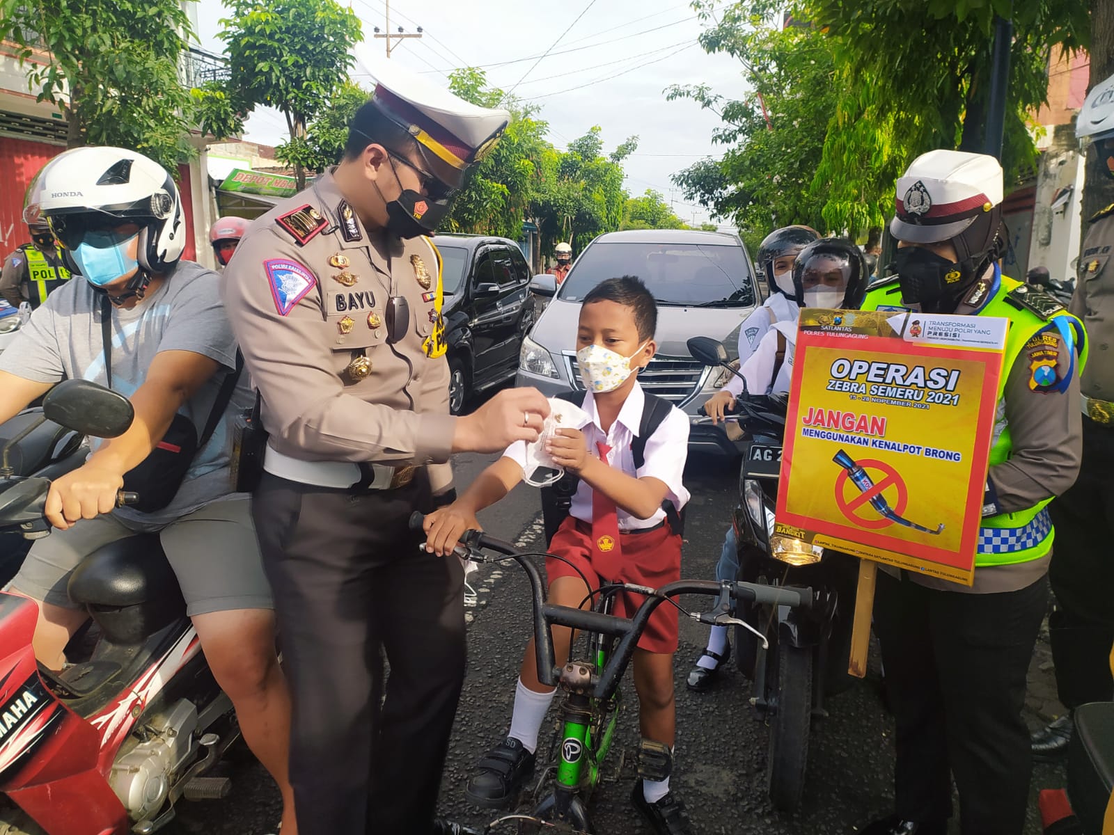 Kasat Lantas Polres Tulungagung, AKP Muhammad Bayu Agustyan saat membagikan masker pada warga.