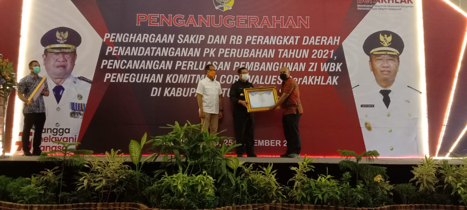 Bupati Tulungagung serahkan penilaian SAKIP pada salah satu OPD