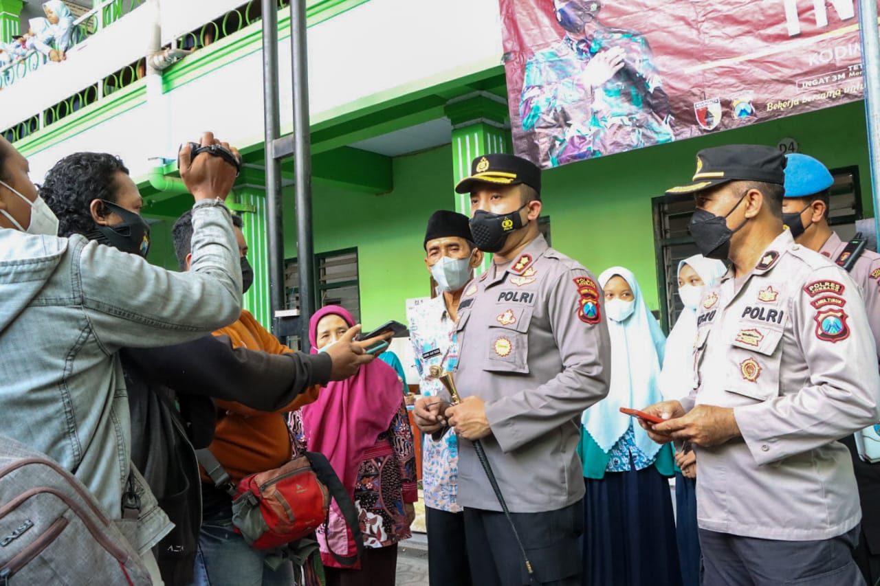 Kapolres Jombang AKBP Nur Hidayat saat tinjau vaksinasi covid19.
