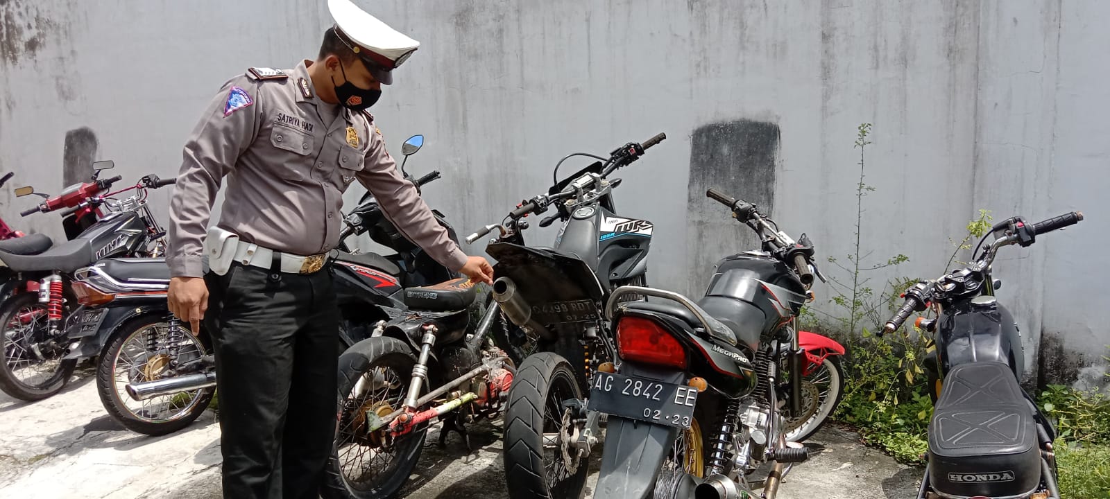 Motor dengan knalpot brong yang diamankan oleh Satlantas Polres Tulungagung.
