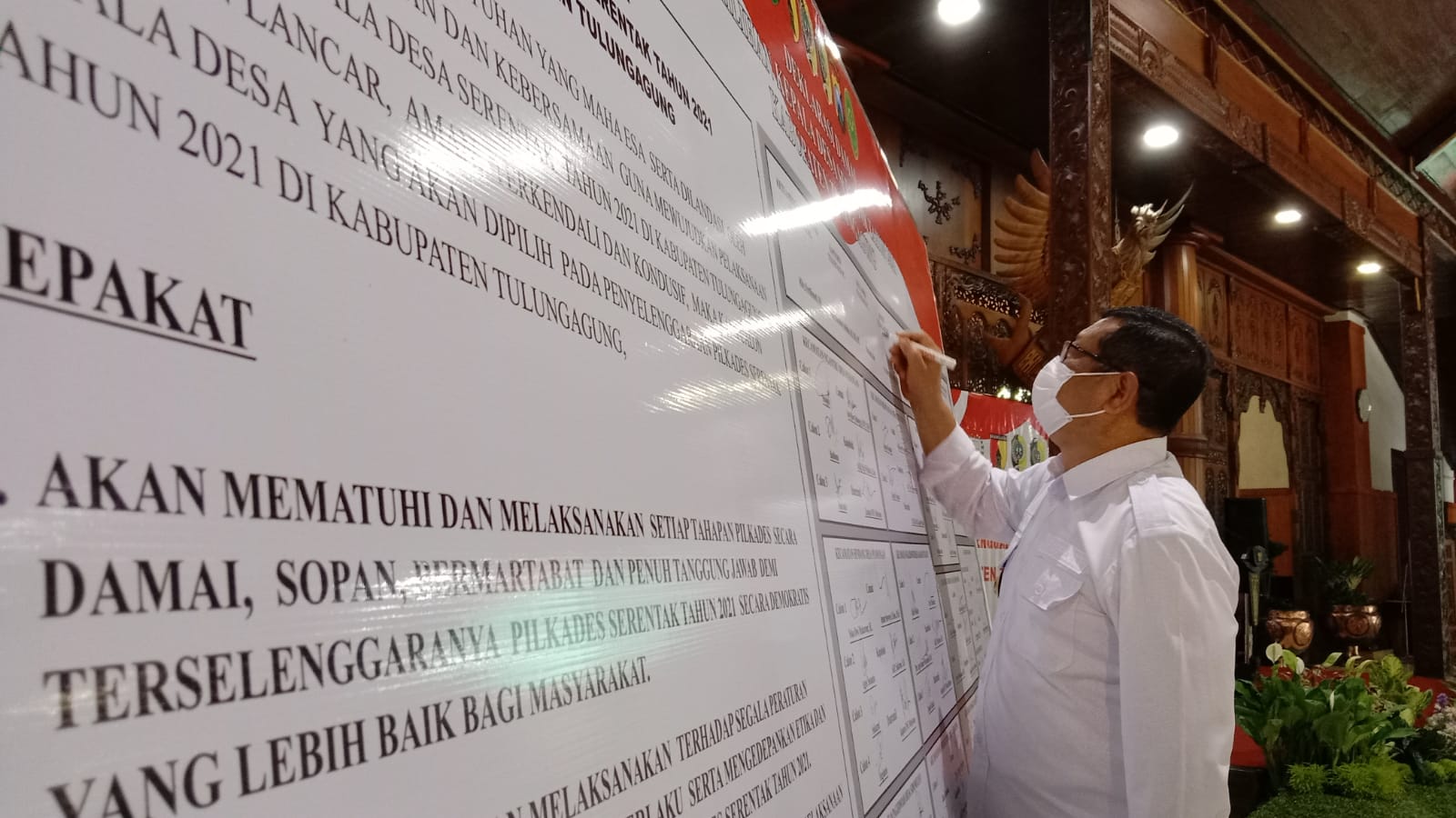 Bupati Tulungagung, Maryoto Birowo menandatangani deklarasi damai Pilkades serentak.