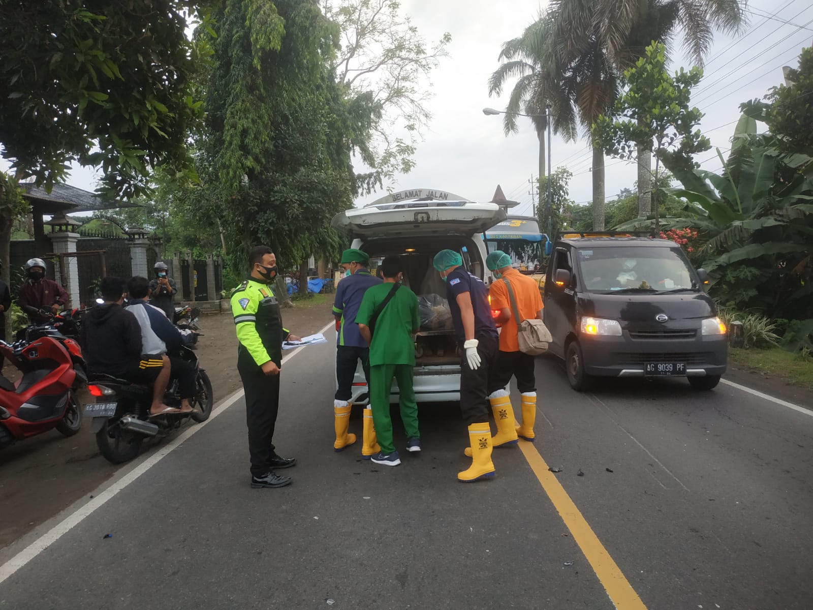 Jenazah korban tabrak lari di Desa Pojok Kecamatan Ngantru saat hendak dibawa ke RSUD dr. Iskak.