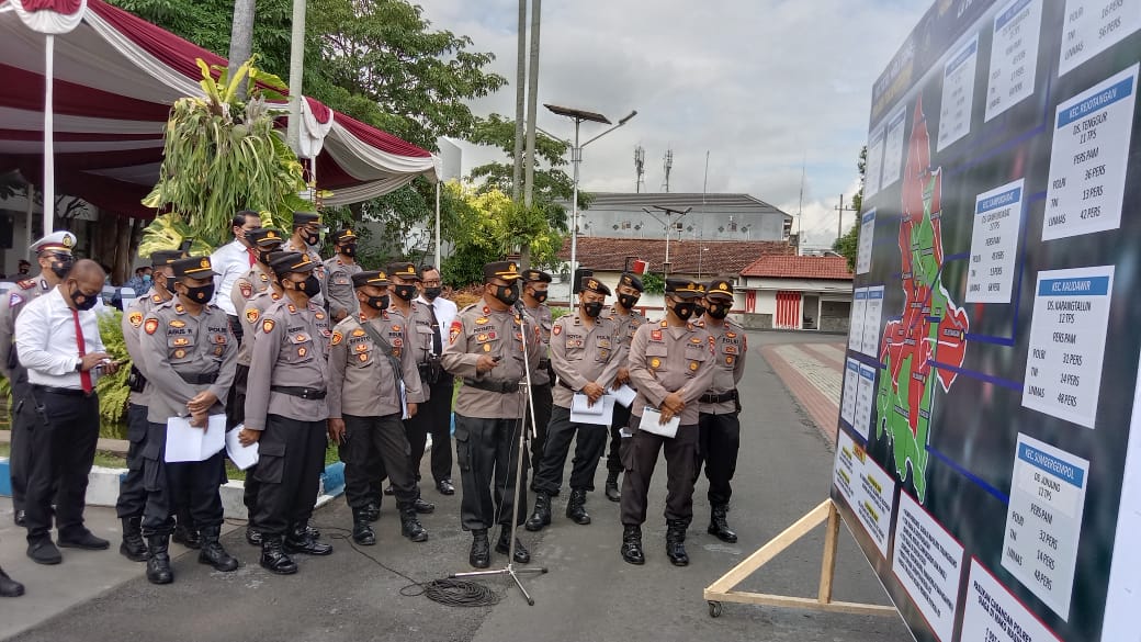 Kabag Ops. Polres Tulungagung, Kompol Supriyanto menjelaskan peta Pilkades dan jumlah personil yang berjaga.