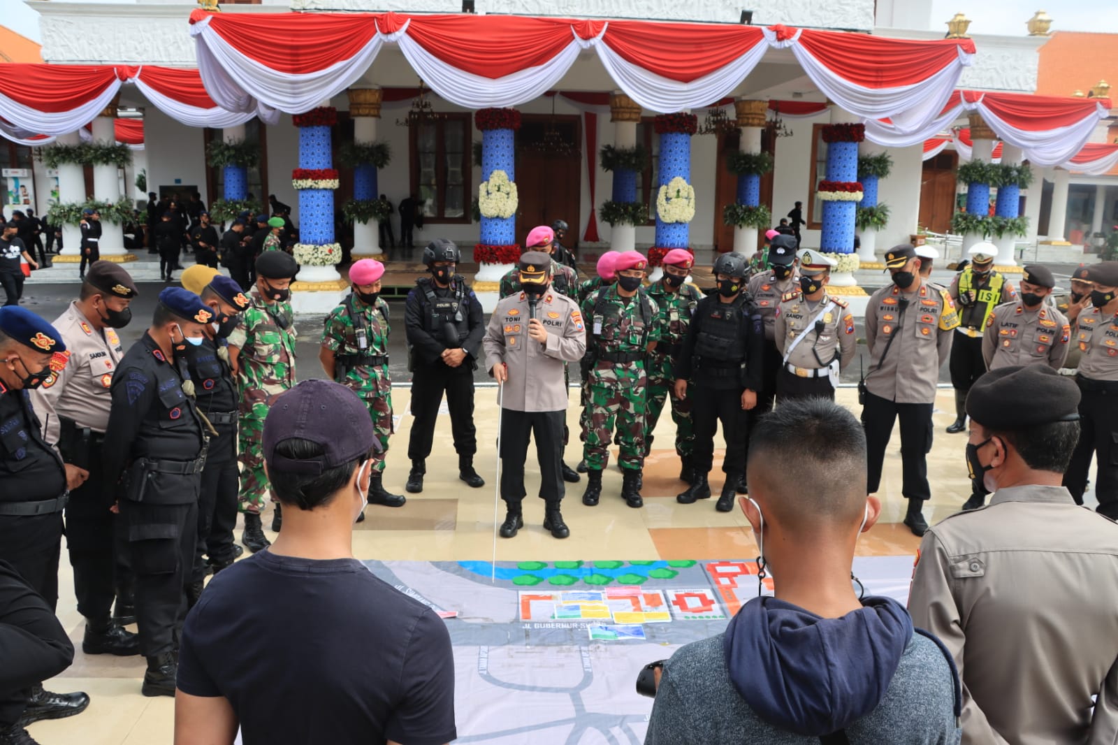 Aparat gabungan diterjunkan untuk mengamankan aksi buruh di Gedung Grahadi.