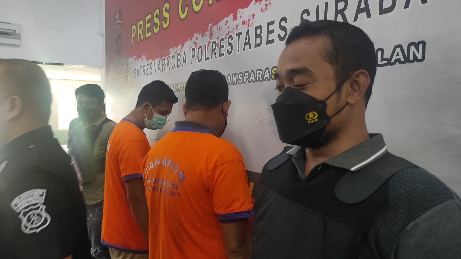 Dua tersangka, Junandas (33) dan Murliadi (40) di Mapolrestabes Surabaya.