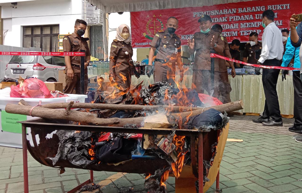 Pemusnahan barang bukti dengan cara dibakar di Kejaksaan Negeri Tulungagung.