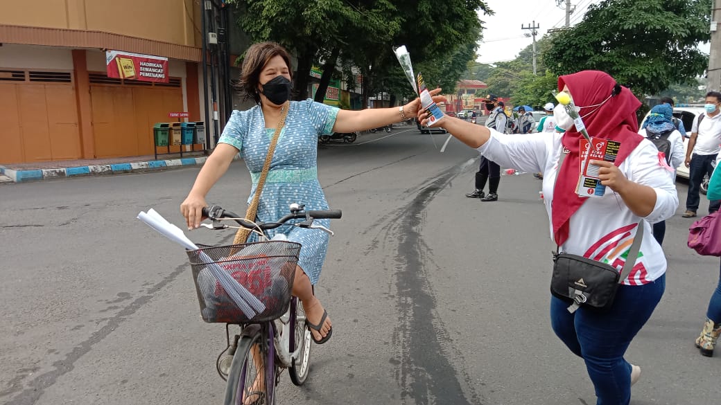 KPA Tulungagung saat begikam selebaran edukasi tentang HIV/AIDS pada pengendara jalan dalam peringatan hari AIDS Sedunia (1/12/21).