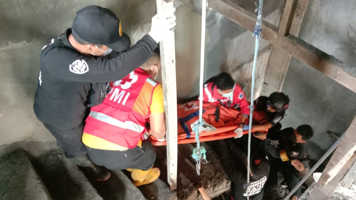 Petugas mengevakuasi jenazah Sugeng ke ambulans.