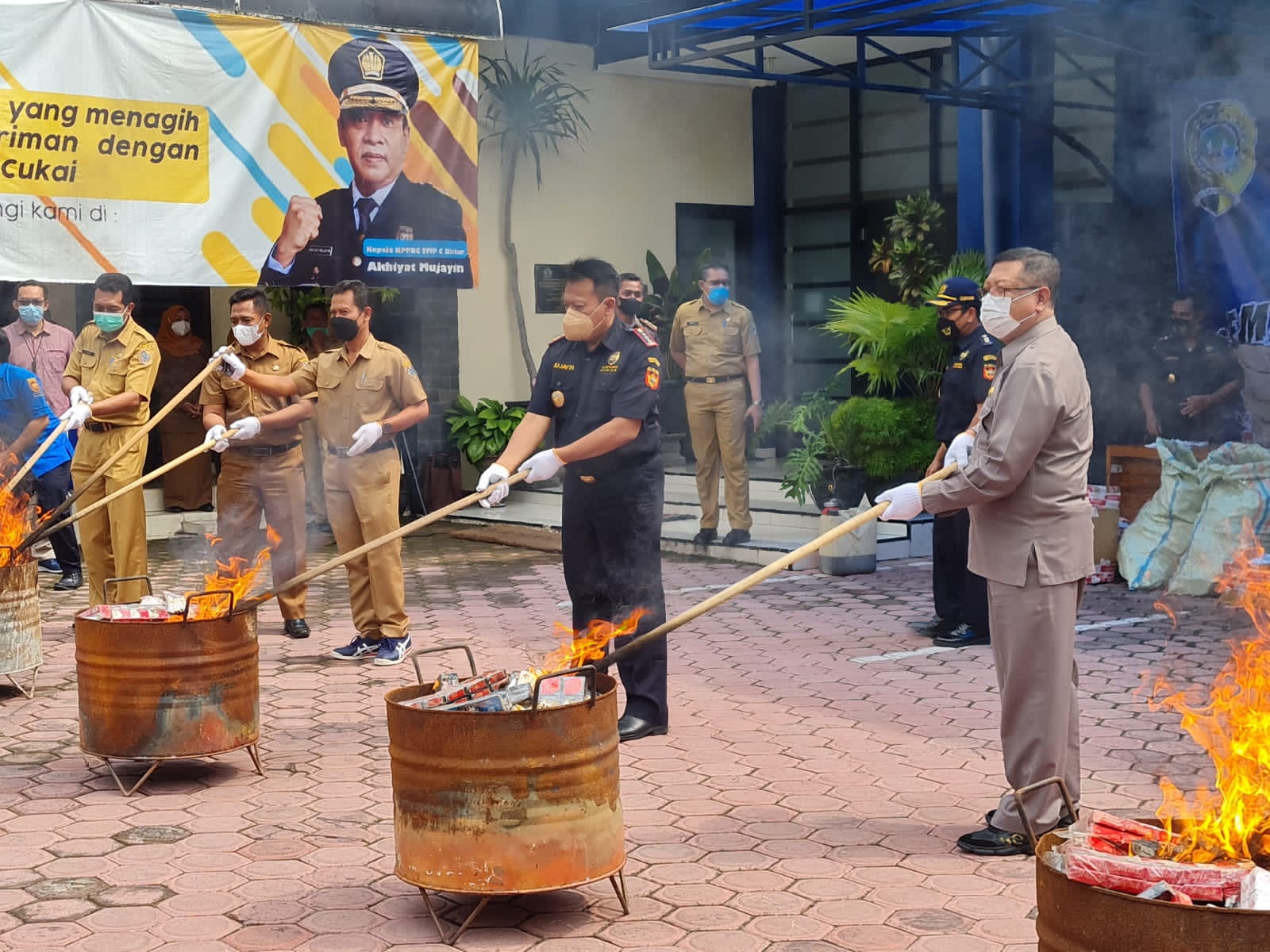 Pemusnahan rokok ilegal dengan cara dibakar.
