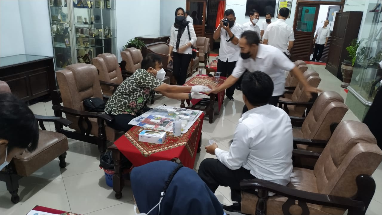 Tes urine di Sekretariat DPRD oleh BNNK Tulungagung.