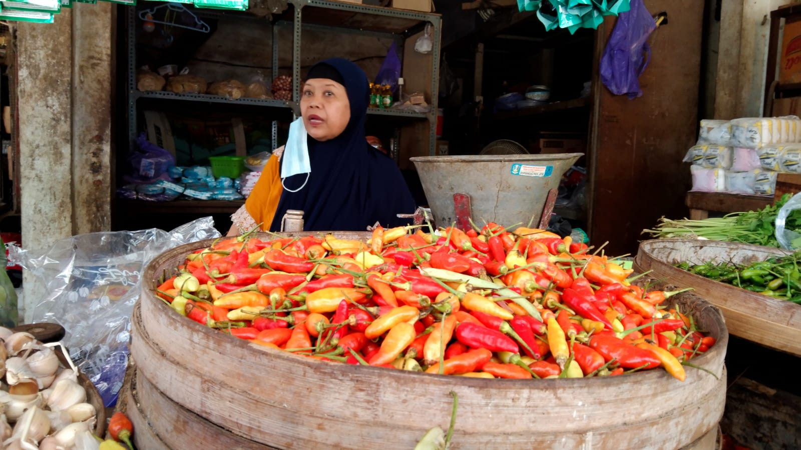 Pedagang cabe dan sayur di Pasar Ngemplak, Tulungagung.